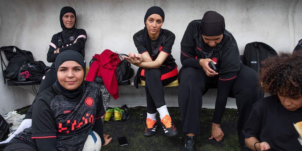 Les footballeuses du collectif «Les Hijabeuses» s'engagent pour la suppression de l'interdiction du hijab dans le football français. © Catalina Martin-Chico/Panos Pictures
