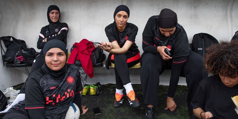 Les footballeuses du collectif «Les Hijabeuses» s'engagent pour la suppression de l'interdiction du hijab dans le football français. © Catalina Martin-Chico/Panos Pictures