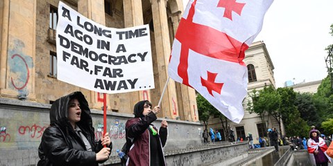 Des manifestant·e·x·s géorgien·ne·x·s se rassemblent contre le projet de loi controversé sur l’«influence étrangère» devant le parlement à Tbilissi, le 14 mai. © AFP via Getty Images