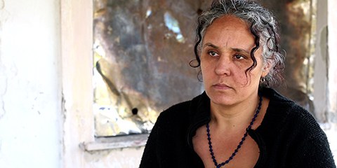 Paraskevi Kokoni, et son neveu Kostas ont été victimes d’une agression violente en 2012, six ou sept hommes les ont roués de coups pour des motifs apparemment racistes. © Amnesty International 