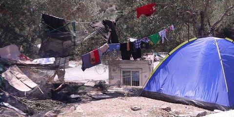 Des réfugiés dans un camps informel au dehors du centre de détention surpeuplé de Moria sur l’île grecque de Lesbos | © Amnesty International