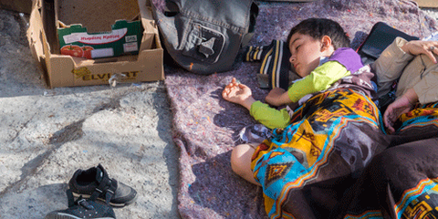Des milliers de personnes vulnérables arrivent après de dangereux périples sur les îles grecques de la mer Egée, les structures d’accueil sont précaires et surpeuplées. Ici, un enfant sur l’île de Lesvos. © Michael S Honegger 