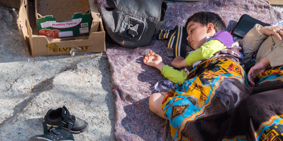 Des milliers de personnes vulnérables arrivent après de dangereux périples sur les îles grecques de la mer Egée, les structures d’accueil sont précaires et surpeuplées. Ici, un enfant sur l’île de Lesvos. © Michael S Honegger 