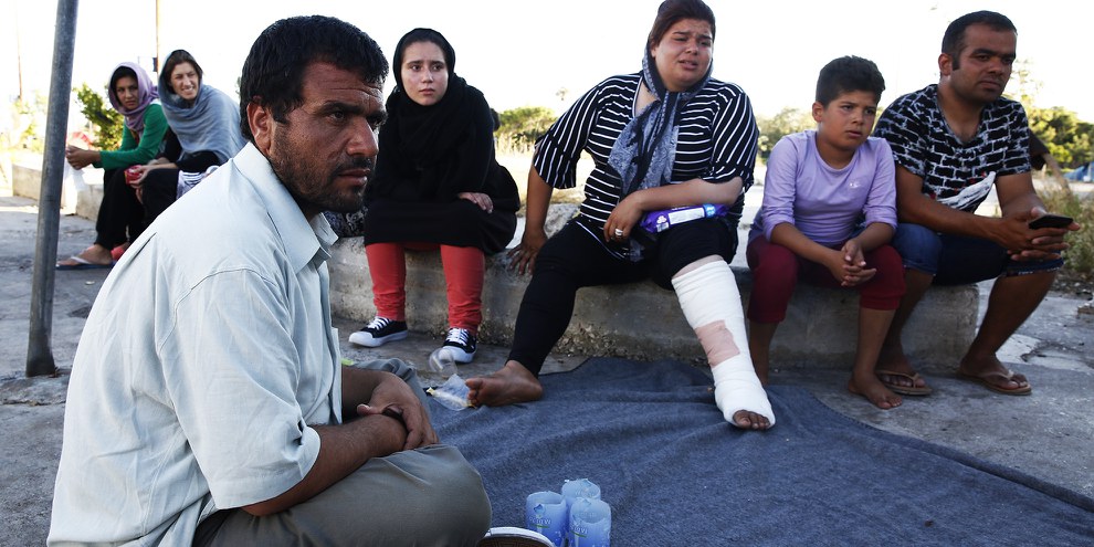 Lors d'une rencontre sur l’île de Chios le 13 novembre 2016, des parlementaires du parti d'extrême-droite Aube dorée ont réclamé l'expulsion des réfugiés. © Giorgos Moutafis/Amnesty International