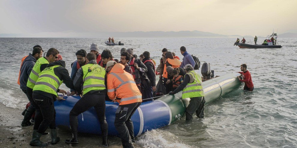 Des volontaires aident les réfugié·e·s arrivé·e·s sur les côtes grecques au sud de Lesbos. ©Amnesty International / Olga Stefatou