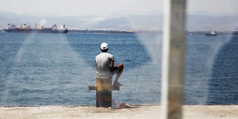 Un homme dans le camps de Skaramagas, près d'Athènes, juillet 2016.	© Giorgos Moutafis/Amnesty International