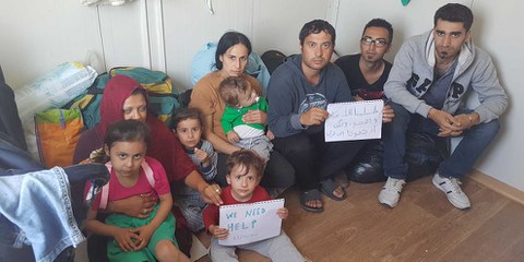 L'une des deux familles renvoyées vers la Turquie, le 20 octobre, et trois autres réfugiés syriens dans le camp de Düziçi, en Turquie.  © DR