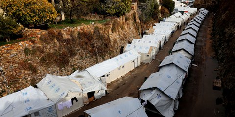 Plus de 4000 réfugiés sont entassés sur l'île de Chios. Ils dorment dans des tentes surpeuplés, exposées aux températures extrêmes et au mauvais temps. (Camp de Souda, Chios, novembre 2016). © Giorgos Moutafis/Amnesty International