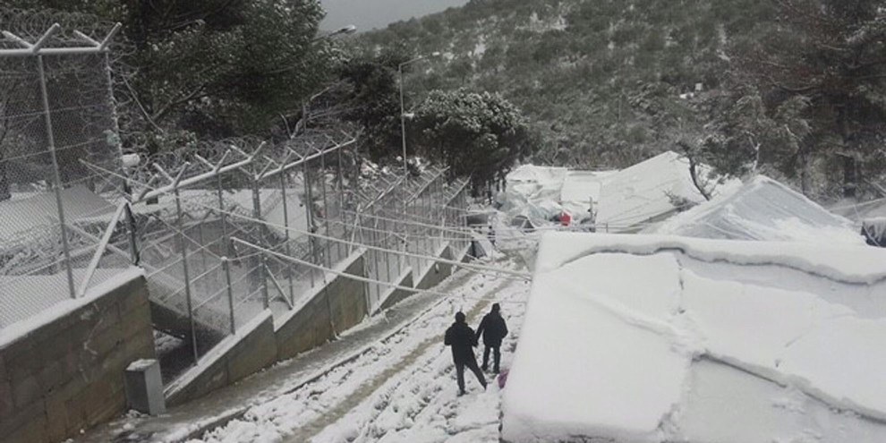 À l'approche de l'hiver, Amnesty International s'inquiète avec d'autres organisations des conditions effroyables auxquelles font face les demandeurs d'asile bloqués sur les îles grecques, comme ici dans le camp de Moria, à Lesbos, l'hiver passé. © 	Amnesty International/Giorgos Kosmopoulos