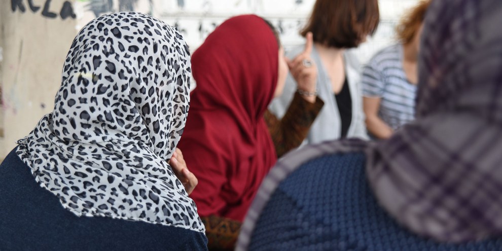 Discussion avec les femmes réfugiées en dehors du camp d'Elliniko le 21 mai 2017. © Lene Christensen/Amnesty International
