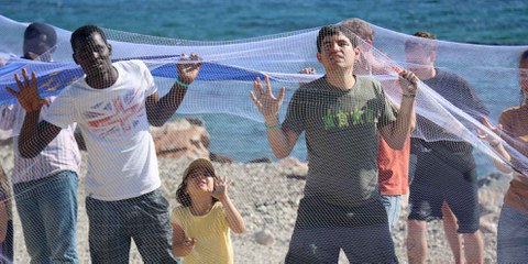 Alors que l'Union européenne s'apprête à stopper la majorité de ses financements d'urgence aux ONG aidant les réfugié·e·s piégé·e·s sur les îles grecques, les manifestant·e·s ont appelé les dirigeant·e·s européen·ne·s à prendre leurs responsabilités dans l’accueil des réfugié·e·s, en les transférant sur le continent et en les relocalisant dans d’autres pays européens. © Estelle Borel/Amnesty International