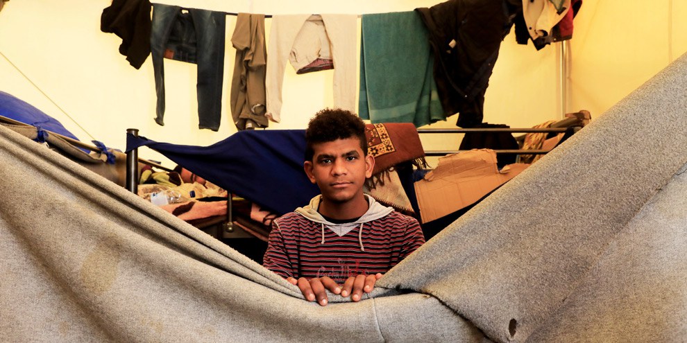 Ahmed, 20 ans, étudiait l'ingénierie mécanique au Yémen et espère de tout son coeur pouvoir reprendre ses études. © Giorgos Moutafis/Amnesty International