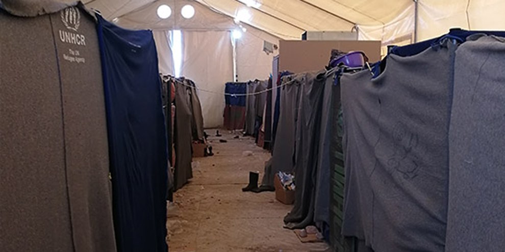 Les couvertures tentent de créer un minimum d'intimité dans de grandes tentes hébergeant des dizaines de personnes. © Giorgos Moutafis/Amnesty International