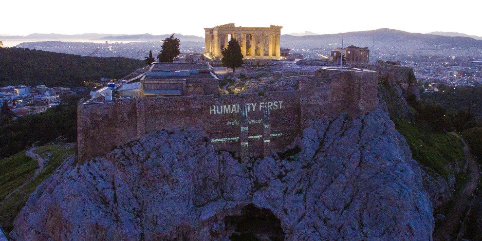 «Bienvenue aux réfugiés» a été projeté en grand sur tout le côté de l’Acropole à  Athènes.© Amnesty International