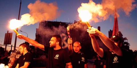 Les partisans du parti d'extrême droite Golden Dawn célèbrent les résultats des élections anticipées, à Thessalonique, Grèce, le 17 juin 2012. © Alexandros Michailidis/Shutterstock