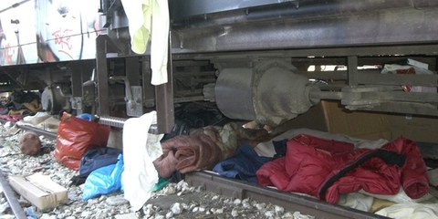 Effets personnels de migrant∙e∙s sous un train en Grèce © UNHCR/L. Boldrini  