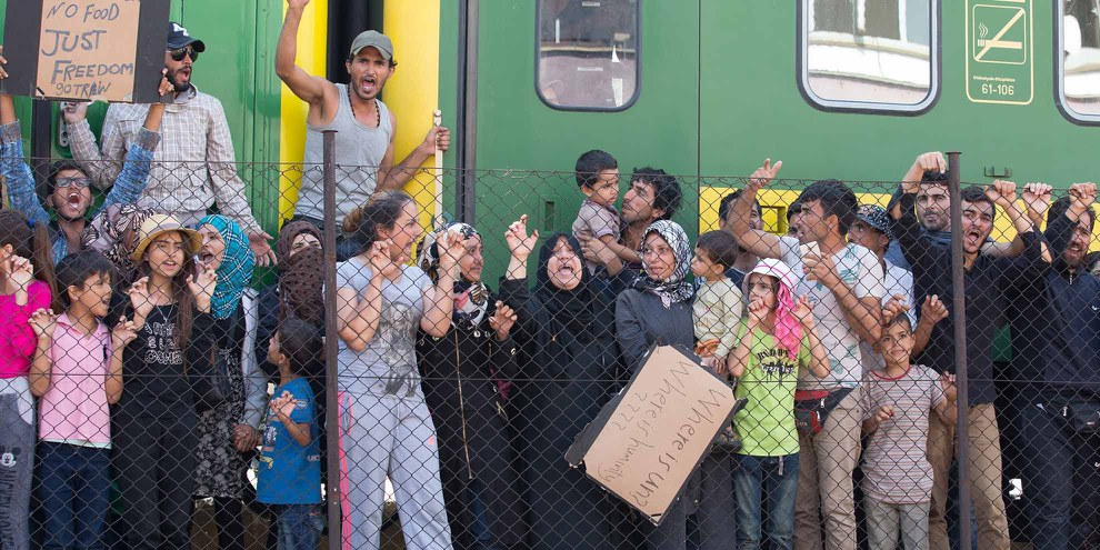 Les migrants refusent de quitter le train stoppé par la police dans une gare hongroise © Getthy Images