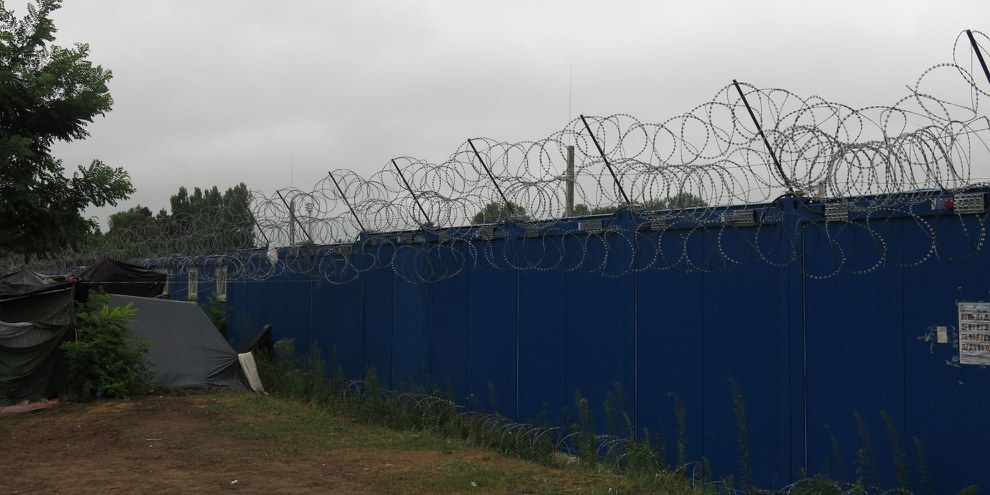La détention automatique des requérants d'asile à la frontière est une étape de plus dans la répression féroce mise en œuvre par la Hongrie à l'encontre des réfugiés et des migrants. © Amnesty International