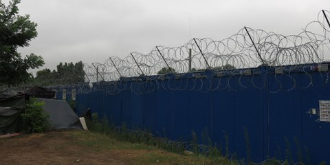 La détention automatique des requérants d'asile à la frontière est une étape de plus dans la répression féroce mise en œuvre par la Hongrie à l'encontre des réfugiés et des migrants. © Amnesty International