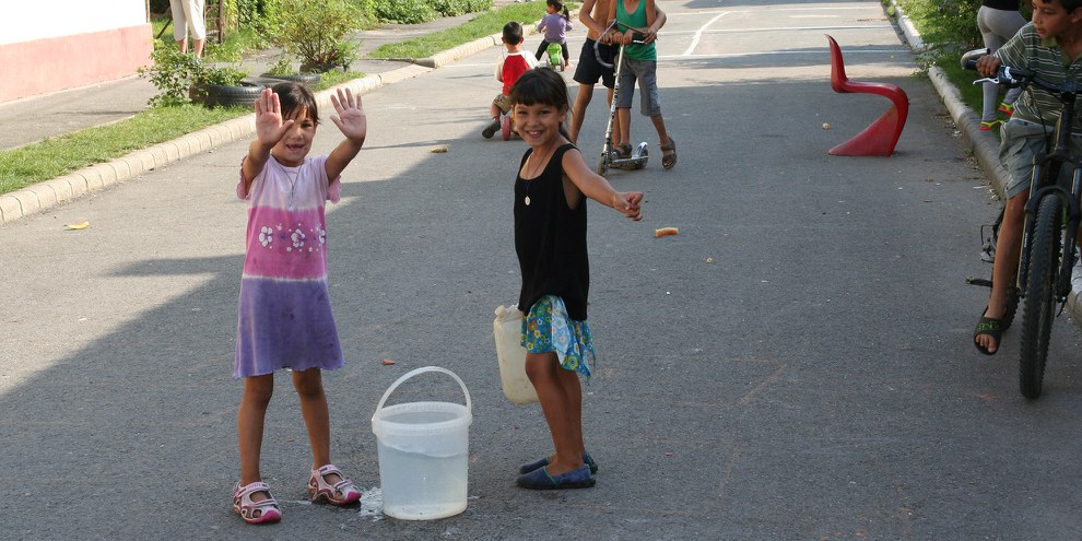 Les Roms sont exposés à de multiples formes de discrimination au quotidien, qui ont une incidence sur la scolarité des enfants et l’emploi des adultes. © Amnesty International / David Gaspar