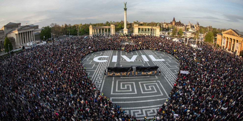 Des manifestant·e·s à Budapest, la capitale hongroise, protestent en avril 2017 contre les restrictions imposées à la société civile. © Gergo Toth
