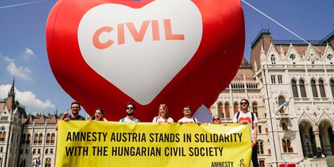 Action de protestation d'Amnesty devant le Parlement hongrois à Budapest le 4 juin 2018 © Amnesty International