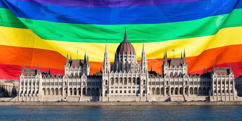 Image composite du bâtiment du Parlement hongrois et du drapeau LGBTI+. © Anund Knutsen CC
