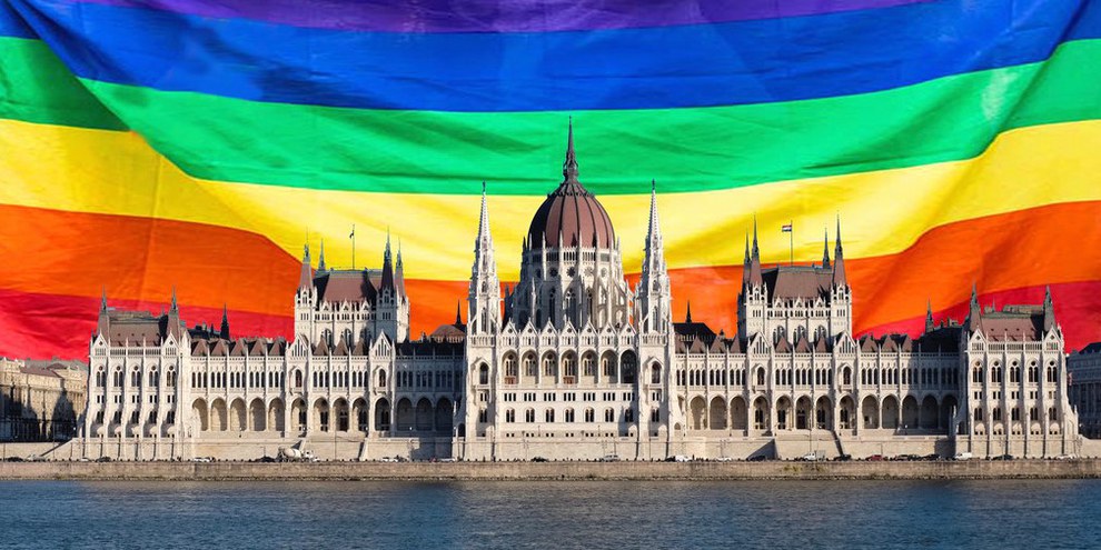 Image composite du bâtiment du Parlement hongrois et du drapeau LGBTI+. © Anund Knutsen CC