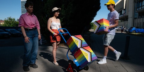 Dávid Vig, directeur d'Amnesty Hongrie et Eszter Mihály, experte en droits LGBTQIA+ remettent la pétition en faveur du maintien de la Pride de Budapest. © Amnesty Hongrie