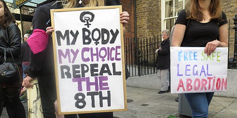 De nombreuses femmes d’Irlande du Nord doivent  se rendre en Angleterre pour interrompre leur grossesse. © Amnesty International