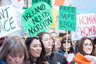 Irlande: l'accès à l'interruption de grossesse attend l'aval du Président