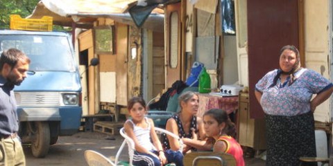 Des Roms roumains dans le camp Centocelle, à Rome. Un projet immobilier controversé a déjà conduit à l'expulsion forcée de centaines de Roms. © AI
