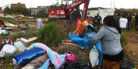 Des familles entières ont été victimes d'expulsions forcées en septembre 2013, à Via Salvati (Rome). © AI