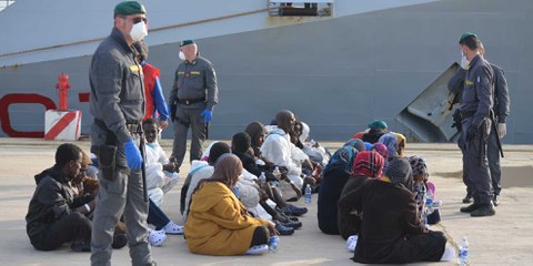 Des réfugiés à leur arrivée au port d'Augusta en Sicile. © Amnesty International