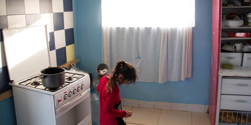 Une petite fille dans une cuisine du campement de Gianturco, évacué le 6 avril à Naples.  © Amnesty International / Claudio Menna