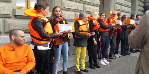 De plus en plus de vies sont aujourd'hui perdues parce que les gouvernements bloquent l'Aquarius. Remise des 25'000 signatures pour la pétition'Pavillon suisse pour le navire auxiliaire "Aquarius" le 9 octobre.  © Gerard Bottino / shutterstock.com