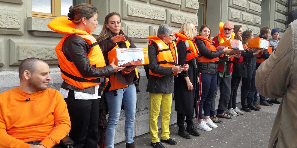 De plus en plus de vies sont aujourd'hui perdues parce que les gouvernements bloquent l'Aquarius. Remise des 25'000 signatures pour la pétition'Pavillon suisse pour le navire auxiliaire "Aquarius" le 9 octobre.  © Gerard Bottino / shutterstock.com