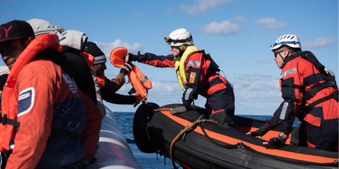 Amnesty se bat contre la criminalisation des opérations de sauvetage en mer et pour la protection des personnes qui défendent les droits des réfugiés et des migrants.  © Chris Grodotzki / Sea-Watch.org