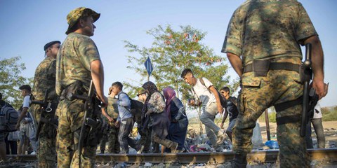La police macédonienne a utilisé des balles en caoutchouc et des grenades assourdissantes contre les réfugiés et les migrants empêchés d'entrer dans le pays. © Amnesty International /Richard Burton)