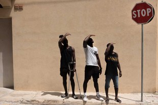 Trois jeunes réfugiés risquent des peines de prison pour avoir aidé