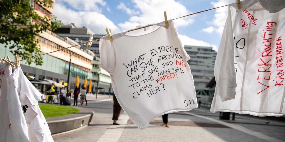 Les militant.e.s d'Amnesty font campagne devant la Chambre des représentants, à la Haye, demandant au gouvernement de modifier la nouvelle législation sur les rapports sexuels non consensuels. © Marieke Wijntjes
