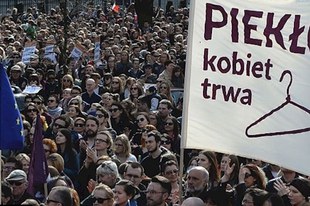 Loi sur l'avortement: un recul dangereux pour les filles et les femmes polonaises