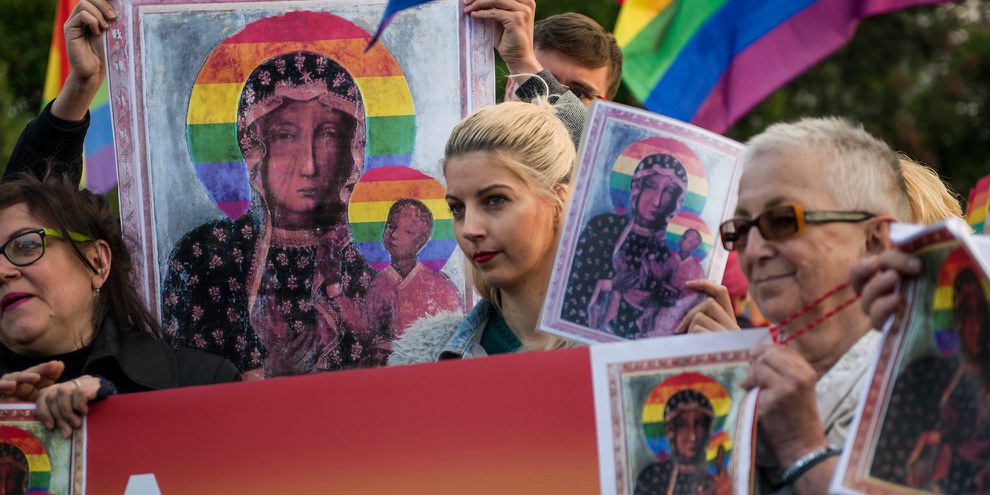 Des manifestantes avec leurs pancartes de la Vierge Marie lors d'une manifestation à Varsovie. © 2019 SOPA Images