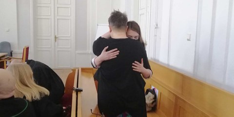 Elżbieta et Anna s'embrassent après le verdict. © Amnesty Poland