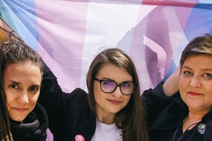 Pas de prison pour celles qui ont auréolé la Vierge Marie d’arc-en-ciel