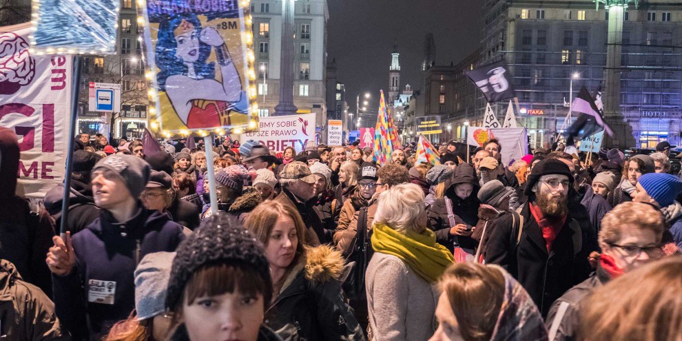 Des milliers de personnes ont assisté au «Vendredi noir» à Varsovie le 23 mars 2018 pour protester contre un projet de loi qui restreindrait encore davantage l'accès à un avortement sûr et légal en Pologne. © Grzegorz Zukowski