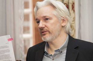 Le report de l’examen de son recours laisse Julian Assange et la presse dans l’incertitude