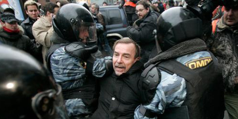La police a arrêté des manifestants pacifiques, comme cela a été le cas plusieurs fois ces dernières années (photo d'une arrestation en novembre 2007). © REUTERS/Denis Sinyakov 