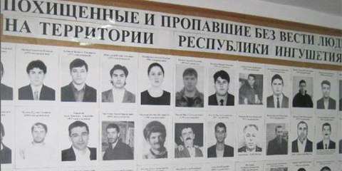 MASHR, une organisation de défense des droits humains dans l'Ingouchie, a placardé des photos de personnes disparues depuis 2002. © AI