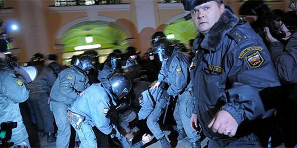 La réponse de la police aux émeutes xénophobes a débouché sur la rafle de 1200 migrants sur un marché © Alexander Belenky
